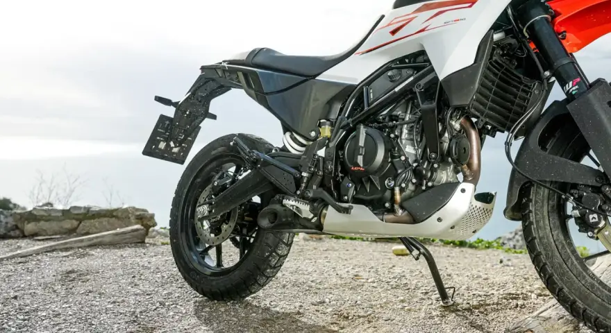 Detalle de la KTM 390 Adventure, lista para la acción. Conoce su ficha técnica y prepárate para la aventura.