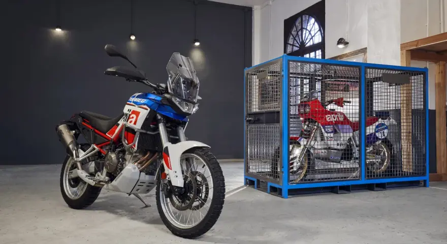Dos motos Aprilia, una lista para la aventura y otra enjaulada, evocan el espíritu del Dakar.