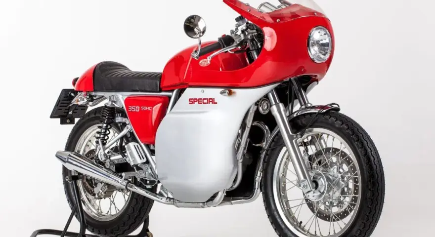 Jawa motos: una moto clásica roja y plateada con carenado, asiento negro y detalles cromados, lista para la carretera.