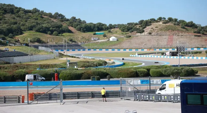 Pista de carreras con gradas y vegetación. Se preparan las instalaciones para la próxima carrera de MotoGP.
