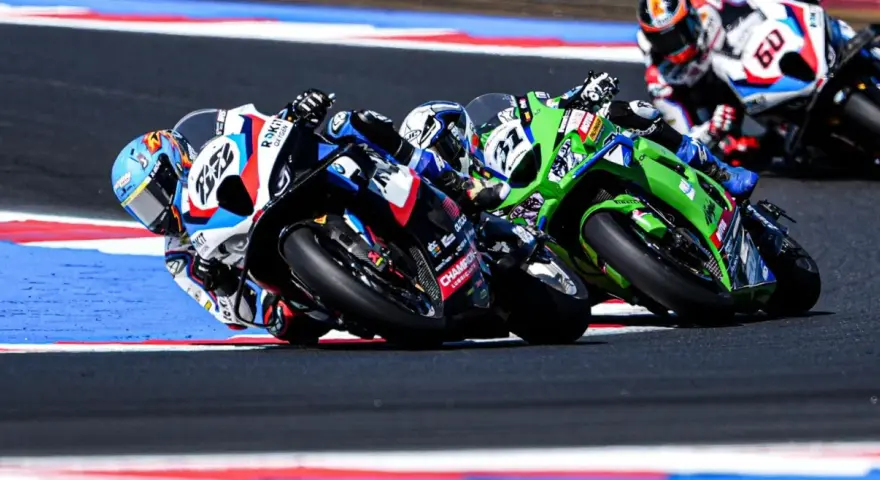 Pilotos compiten en una carrera de superbikes, inclinándose en una curva. ¡Así es donde ver superbikes!