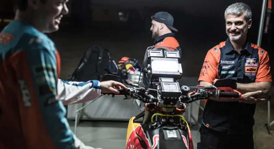 Jordi Viladoms, con su equipo, prepara la moto para la carrera.