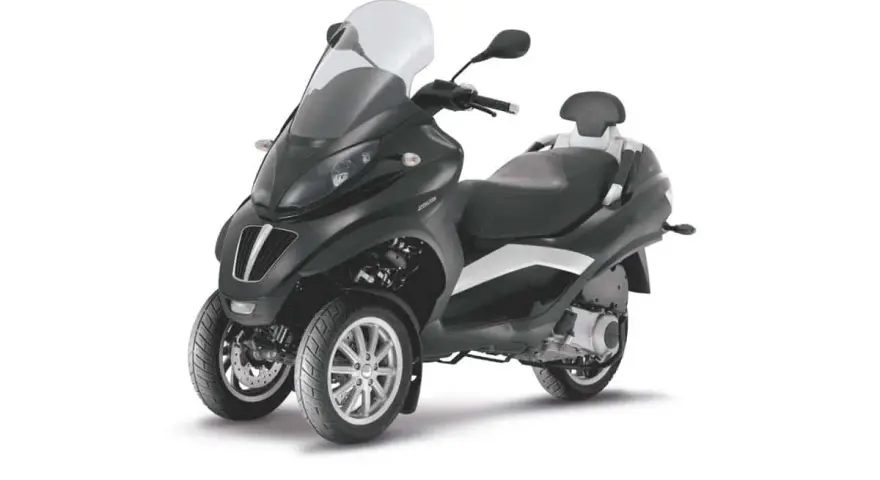Elegante moto con dos ruedas delanteras, parabrisas alto y asiento doble.