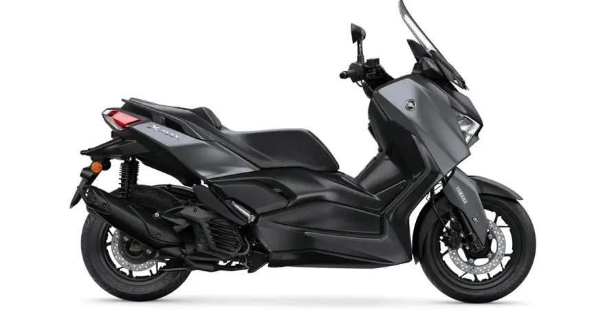 Scooter Yamaha XMAX gris oscuro. Con una moto de 125 se puede ir por autopista, ideal para viajes urbanos y escapadas.