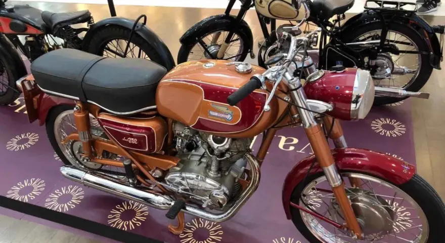 Exhibición de las mejores motos clásicas: una Ducati 250 de color naranja y burdeos, junto a otras joyas vintage.