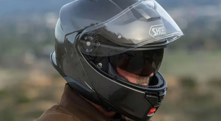 Hombre con casco touring silencioso, listo para un viaje tranquilo.