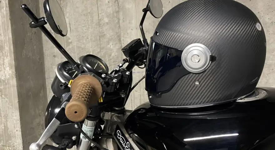 Casco de moto de fibra de carbono, uno de los cascos de moto más seguros, listo para la carretera.