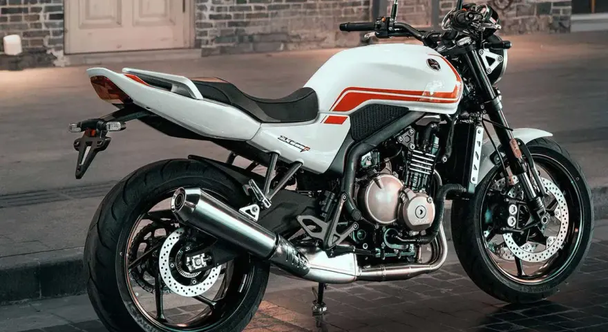 Motocicleta blanca con detalles rojos, estilo retro, lista para la aventura. Una de las motos chinas 500cc más atractivas.