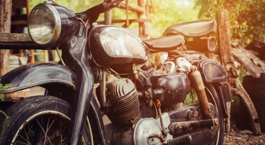 Moto clásica en un entorno rústico. ¿Cuánto cuesta dar de alta una moto sin papeles?