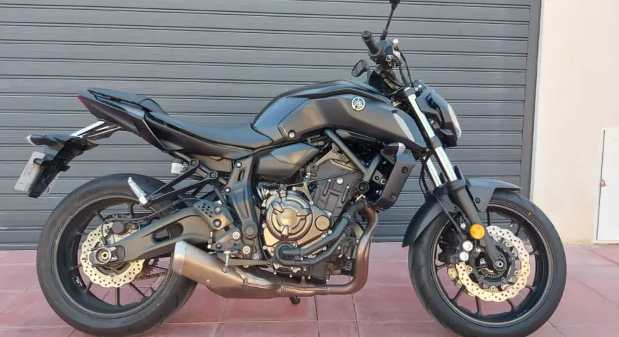 Moto Yamaha negra, ideal para tus consejos para comprar una moto de segunda mano. Revisa su motor y detalles.