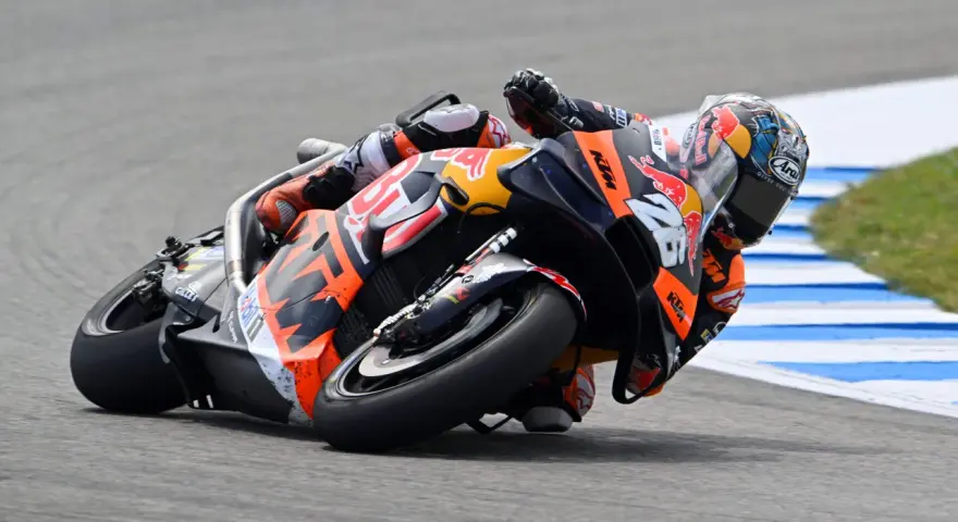 Dani Pedrosa en plena acción, inclinado en una curva con su moto KTM. Su actualidad en las pistas sigue siendo impresionante.