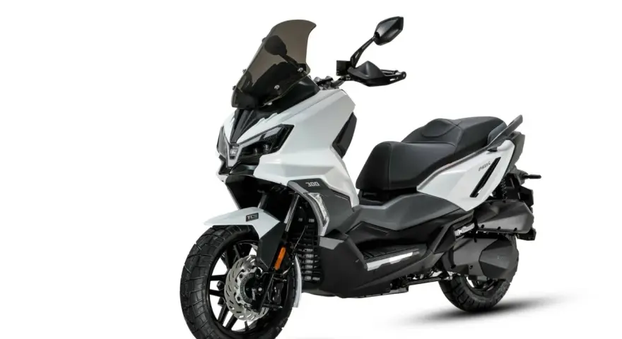 Scooter blanco moderno, ideal para saber como vender una moto. Diseño deportivo con parabrisas ahumado y llantas robustas.
