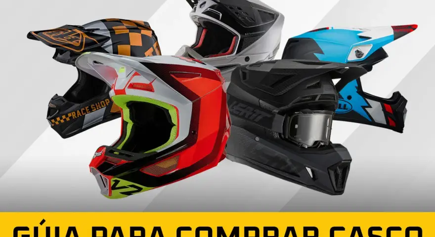 Varios cascos de moto de alta gama, incluyendo un casco moto caro negro con detalles de carbono, listos para la aventura.
