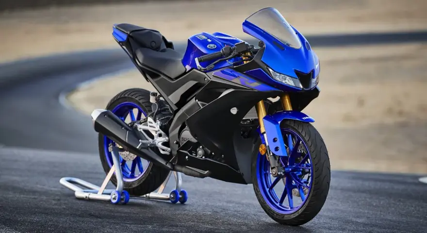 Moto deportiva azul, la moto 125 más rápida, lista para la pista.