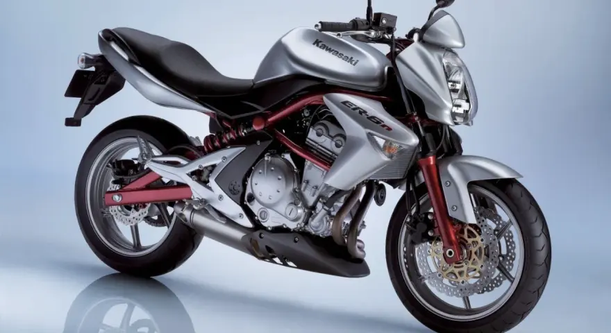 Kawasaki ER6n plateada, lista para la acción. Conoce su ficha técnica y prepárate para la carretera.