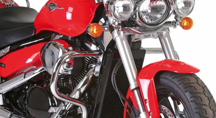 Detalle frontal de una Suzuki Intruder 800 en rojo brillante, con su **suzuki intruder 800 ficha técnica** visible en el guardabarros.