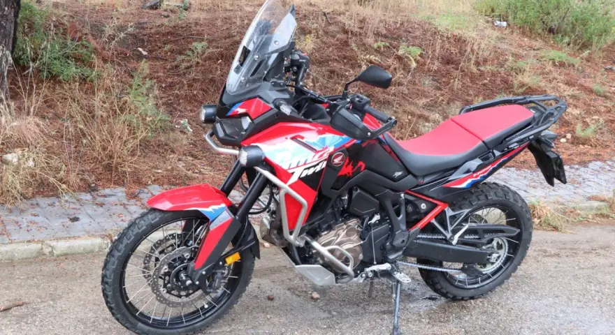 Honda Africa Twin roja y negra, lista para la aventura. Opiniones positivas sobre su rendimiento en todo terreno.