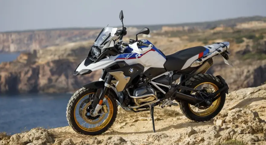 Moto BMW lista para aventuras en trail asfalticas, con vistas al mar y acantilados.