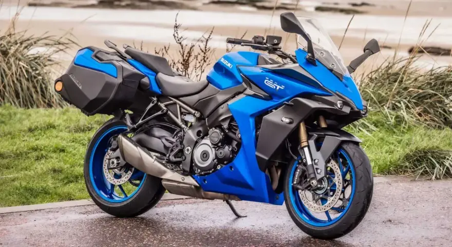 Suzuki azul lista para viajar. Estas motos sport turismo, con sus maletas integradas, invitan a la aventura en cualquier camino.