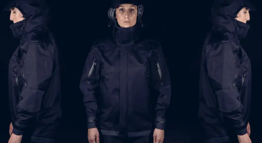 Tres vistas de una mujer con una chaqueta moto miline negra, con capucha y detalles técnicos.