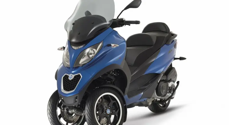 Azul brillante, una de las motos de tres ruedas más modernas y elegantes, lista para la aventura.