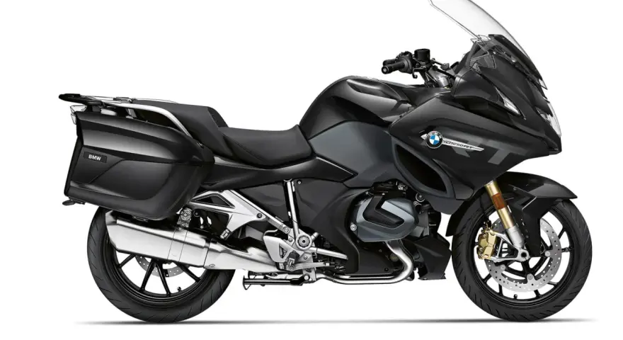 Moto BMW negra con maletas, ideal para aventuras y escapadas. Perfecta para motos para viajar en pareja.