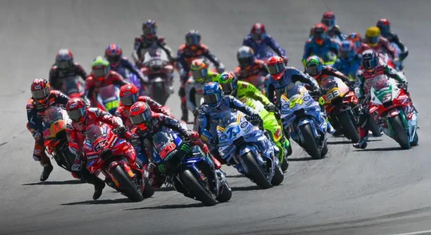 Carrera de MotoGP con varios pilotos en acción. ¡La emoción de la temporada 2026 ya se siente!