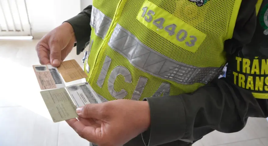 Agente de tránsito revisa documentos. ¡Ay, he perdido los papeles de la moto!