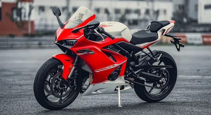 Deportiva Kove 450 RR roja y blanca, lista para la pista.