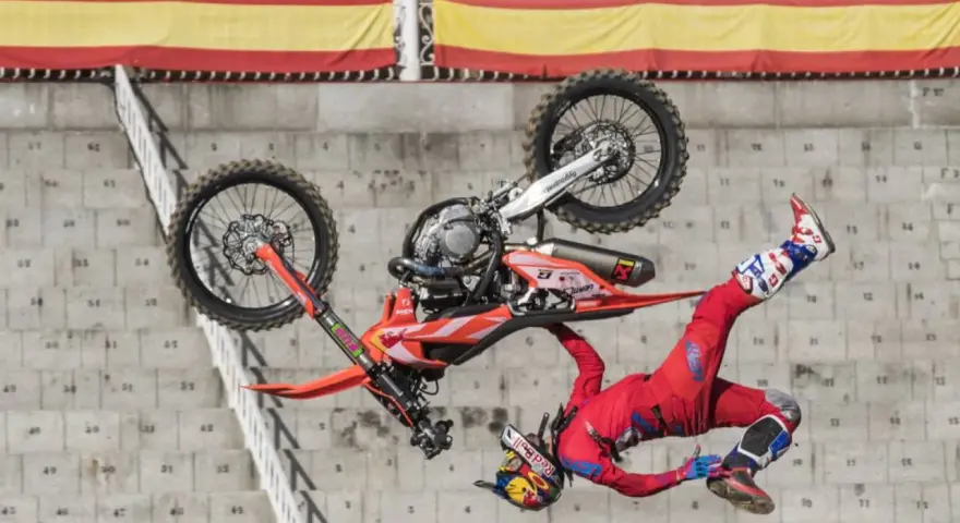 Dani Torres desafía la gravedad en un espectacular **dani torres freestyle**, volando por el aire con su moto.