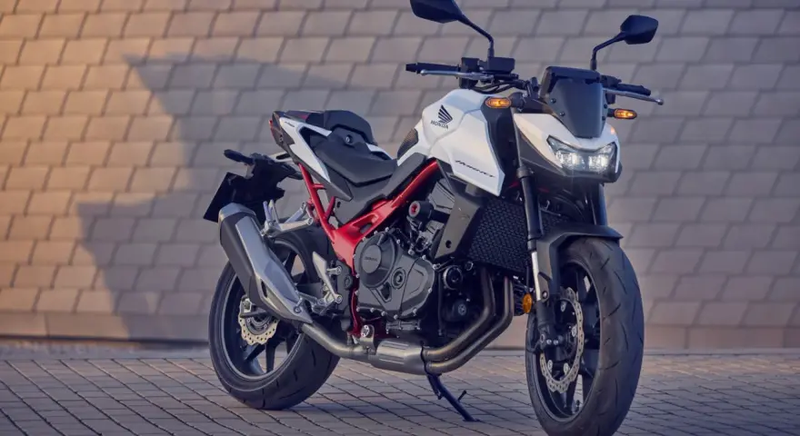 Honda Hornet 750: detalles de su ficha técnica en esta moto deportiva blanca y roja.