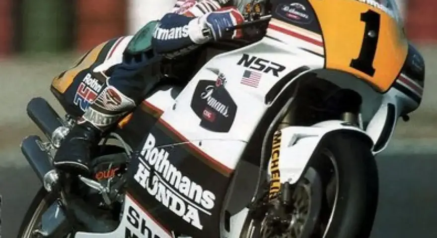 Eddie Lawson compite en una moto Honda NSR con el número 1.