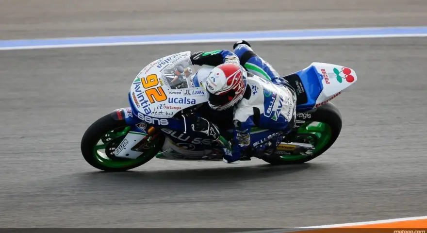 Alex Mariñelarena inclinado en su moto de carreras, con el número 26 y el logo de Avintia, compitiendo en la pista.