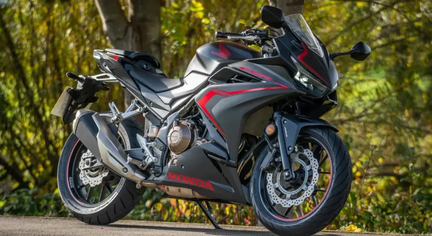Honda CBR500R negra y roja, con detalles deportivos. Su peso es ideal para maniobrar con agilidad.