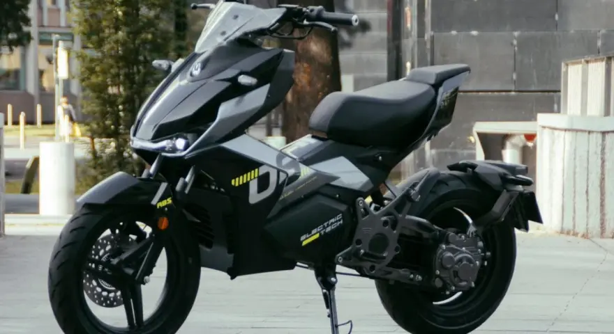 Moto eléctrica negra, diseño futurista, la mejor 125 para la ciudad.