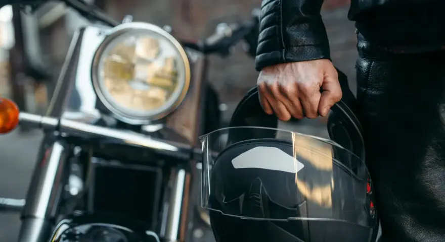 Motociclista con casco, listo para dar de baja una moto sin llevarlo al desguace.