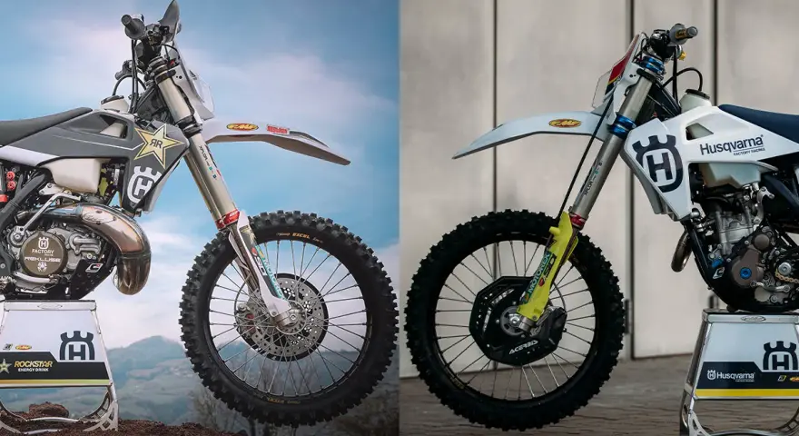 Dos motos Husqvarna, una lista para enduro y otra para motocross, muestran la diferencia entre ambas disciplinas.