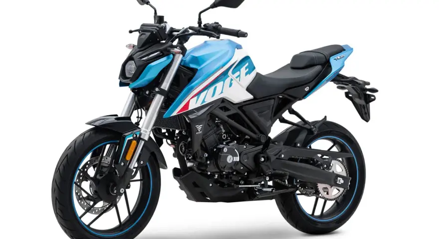 Una moto 125 china, con diseño deportivo en blanco y azul, lista para la aventura urbana.