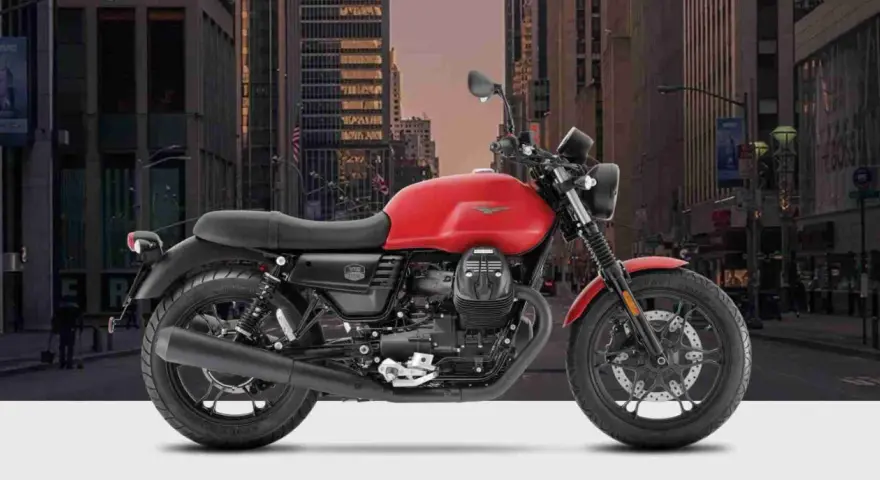 Moto Guzzi V7: detalles de su ficha técnica en un entorno urbano.