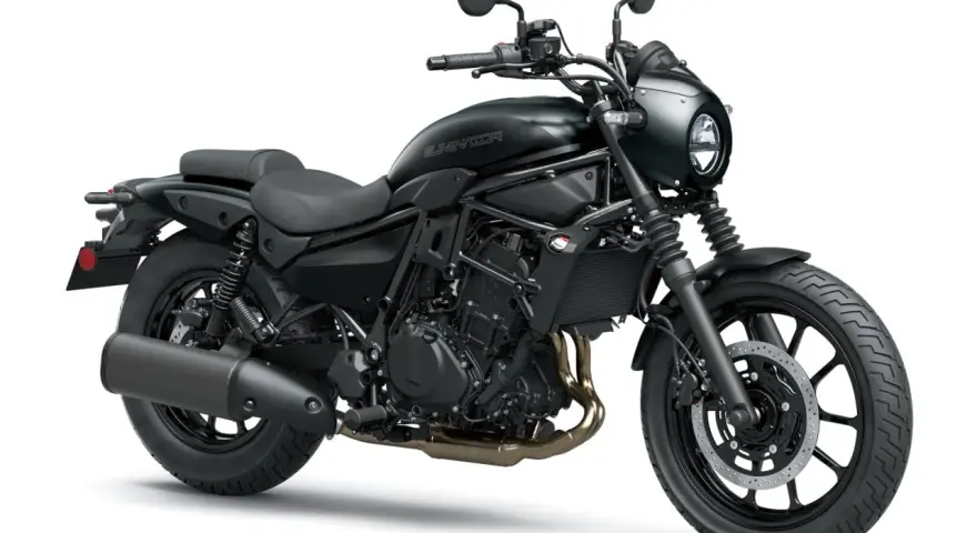 Moto custom negra, ideal para viajes. Con asiento doble y faro redondo, es una de las mejores motos custom para viajar.