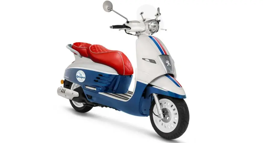 Scooter Peugeot Django 125 en blanco, azul y rojo. ¡Las opiniones sobre este modelo son excelentes!