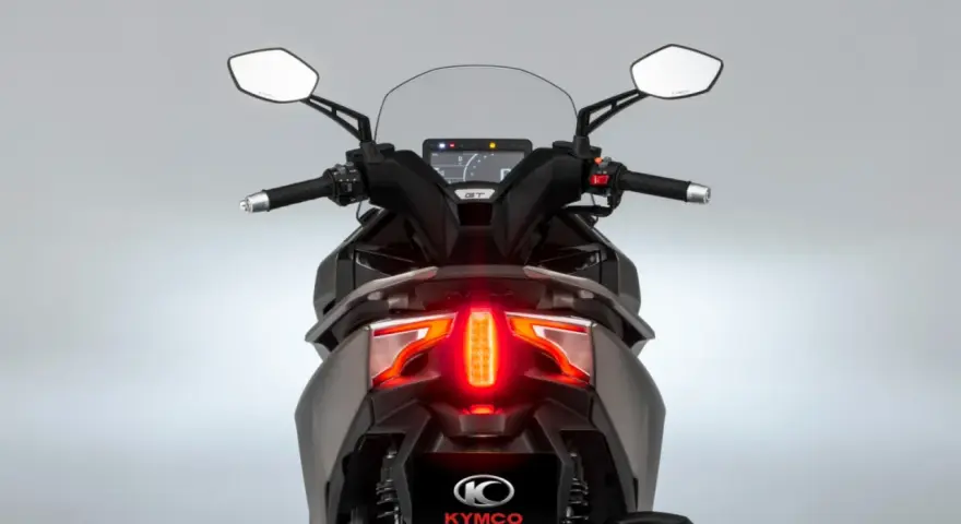 Vista trasera de la Kymco Super Dink 125. Sus luces LED rojas brillan, invitando a leer las kymco super dink 125 opiniones.