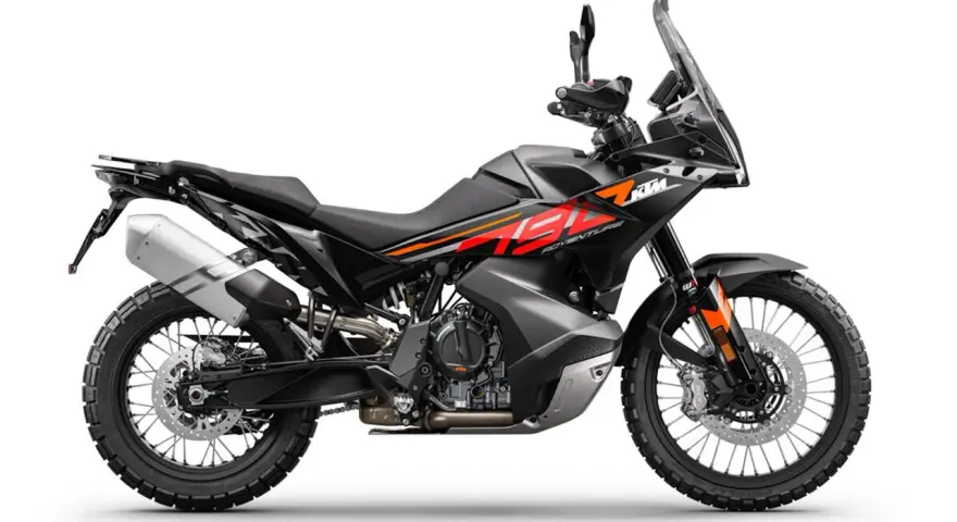 KTM 790 Adventure en gris oscuro con detalles naranjas y rojos. Opiniones sobre esta moto de aventura.