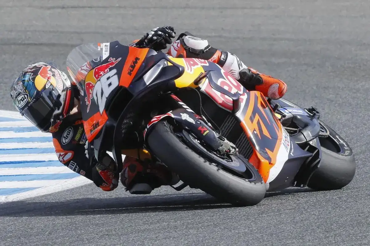 Dani Pedrosa inclinado en su moto KTM, mostrando su actualidad en competici&oacute;n.