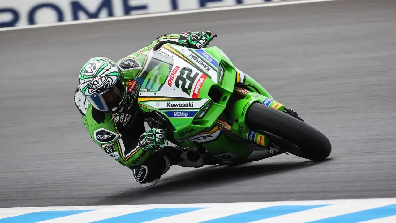 Piloto de Kawasaki inclinado en curva, demostrando la emoción de donde ver superbikes.