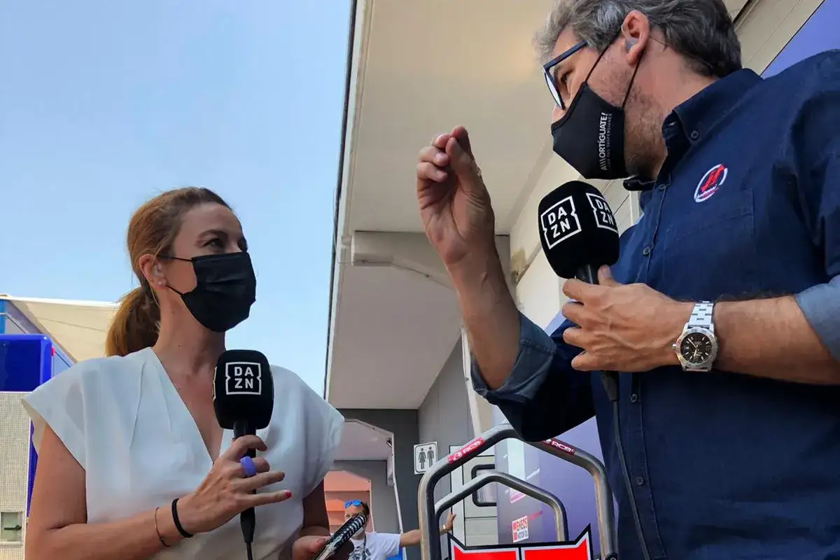 Entrevista a Juan Martínez en el paddock de MotoGP. Ambos llevan mascarillas y micrófonos de DAZN.