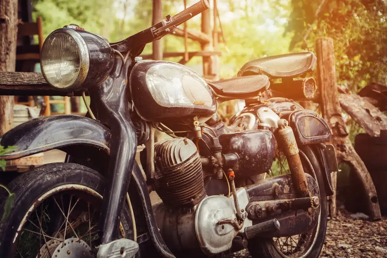 Moto clásica en un entorno rústico. ¿Cuánto cuesta dar de alta una moto sin papeles?