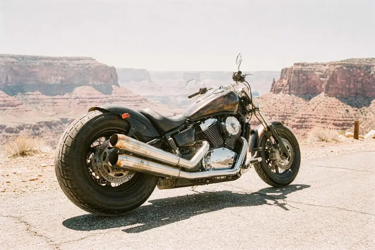 Suzuki Intruder 800 ficha t&eacute;cnica: una moto custom con doble escape cromado, lista para explorar el Gran Ca&ntilde;&oacute;n.