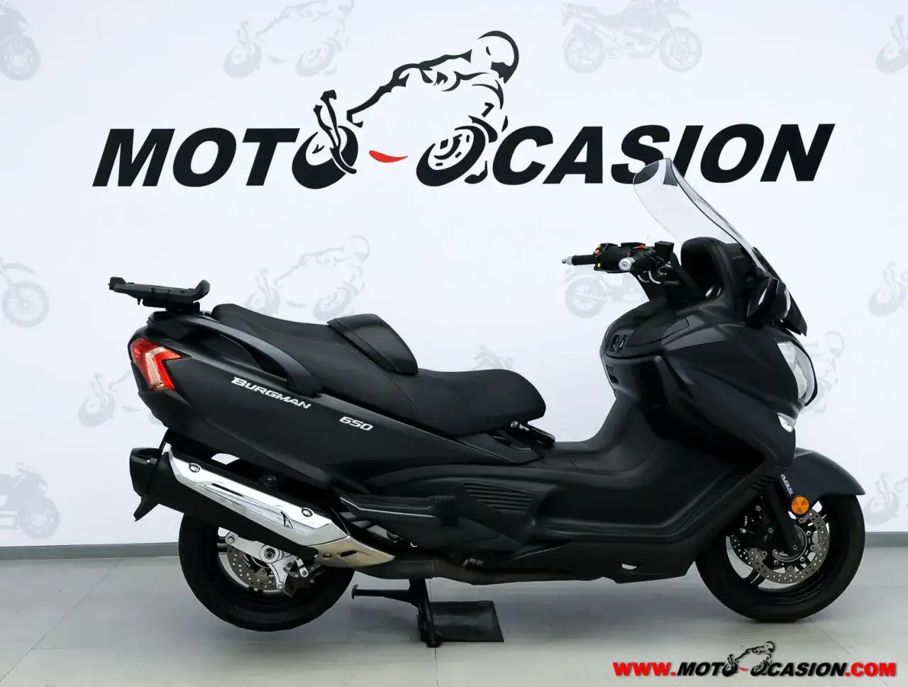 Suzuki Burgman 650 negra, ideal para ciudad y carretera. Consulta suzuki burgman 650 ficha técnica para más detalles.