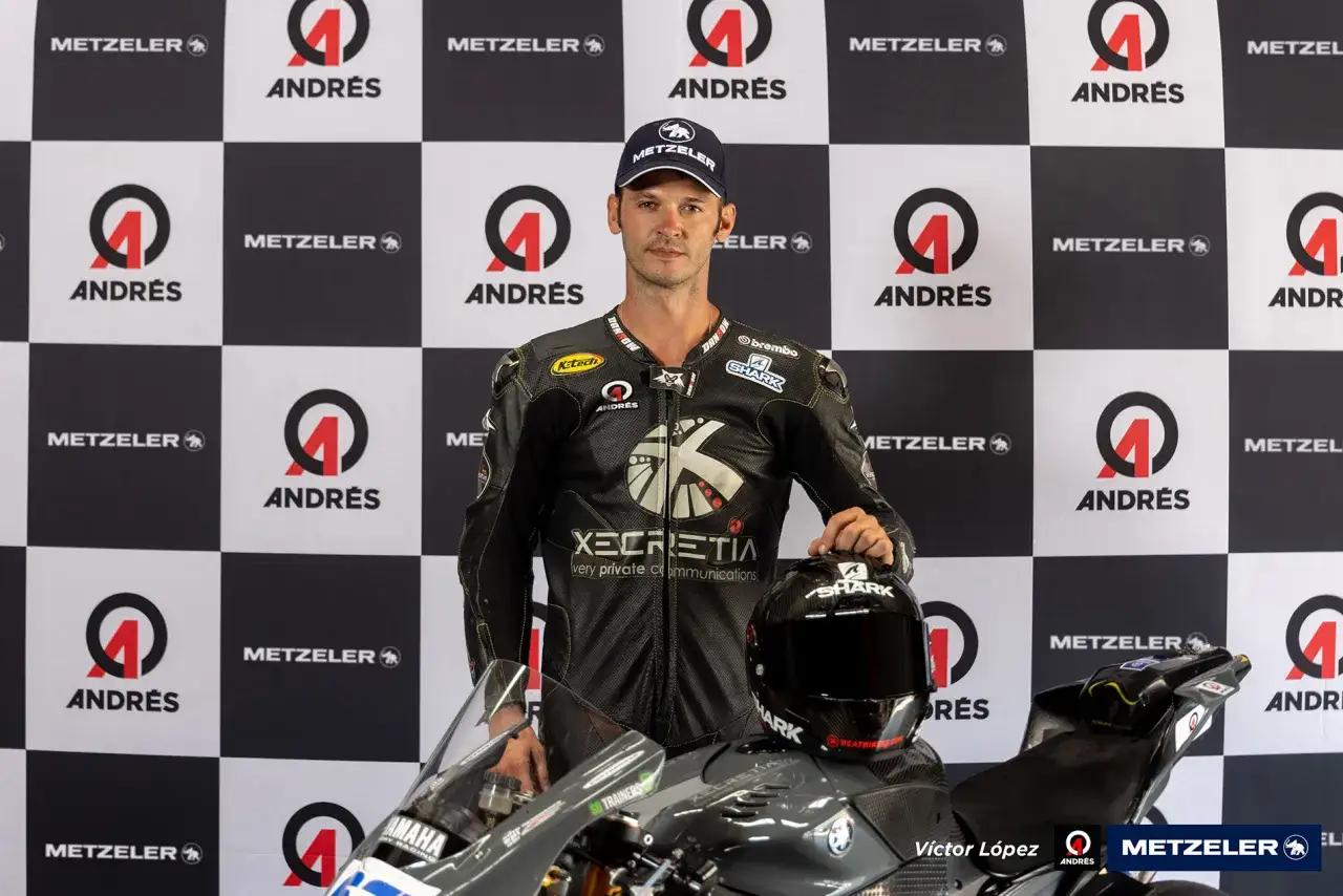 Víctor López, piloto de motociclismo, posa con su equipo en la Isla de Man, listo para la competición.